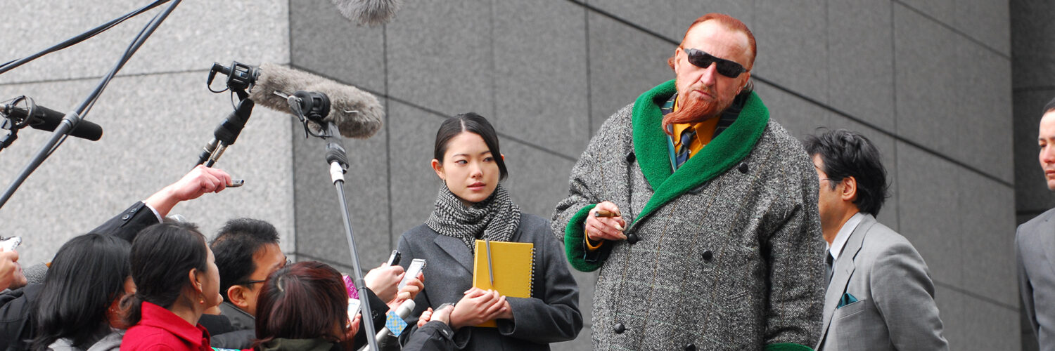 Der französische Anwalt verteidigt stellt sich vor der Anhörung den Journalisten in Tokio!