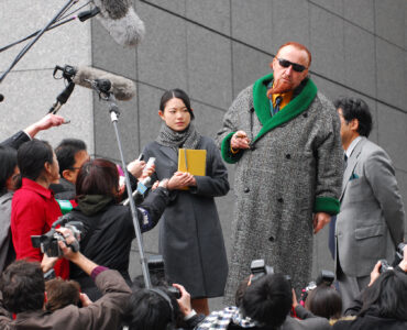 Der französische Anwalt verteidigt stellt sich vor der Anhörung den Journalisten in Tokio!