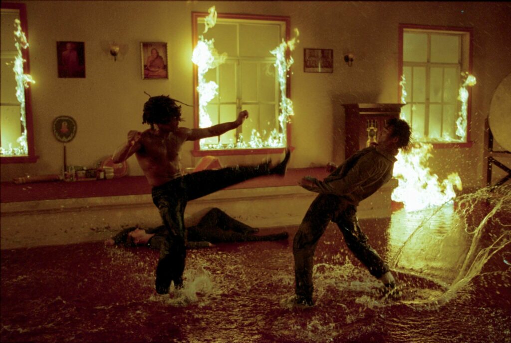 Tony Jaa liefert sich mitten in einem brennenden Haus einen fetzigen Fight ab - Die 15 coolsten Martial Arts Filme.
