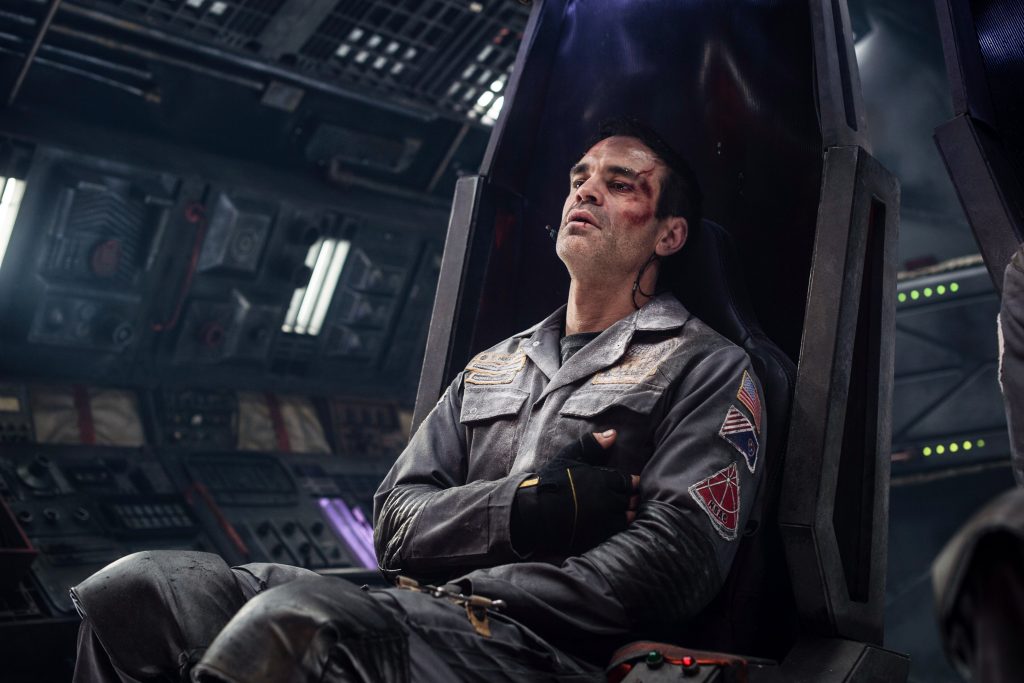 Troy Holloway erwacht in der Raumkapsel "Solis" © Capelight Pictures