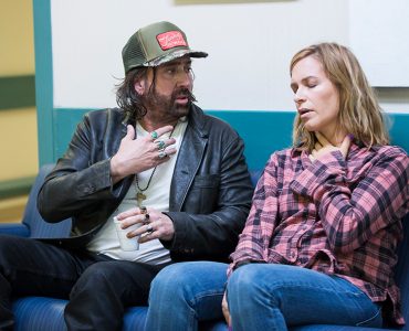 Trucker Joe (Nicolas Cage) kümmert sich um Jolie (Franka Potente) in Between Worlds © 2019 EuroVideo Medien GmbH