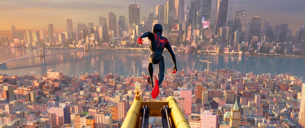 Der junge Spider-Man im schwarzen Outfit macht sich zum Sprung bereit, vor ihm breitet sich ein unglaubliches Panaroma des Hochhaus-Dschungels von New York aus - Neu auf Netflix im November 2020