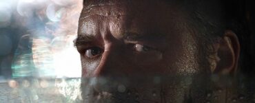 Russell Crowe als furchteinflößender Stalker Tom Cooper in "Unhinged - Ausser Kontrolle". Aus einem Auto heraus blickt er mit halb heruntergelassenen Fenster und bedrohlichen Blick auf sein nächstes Ziel.