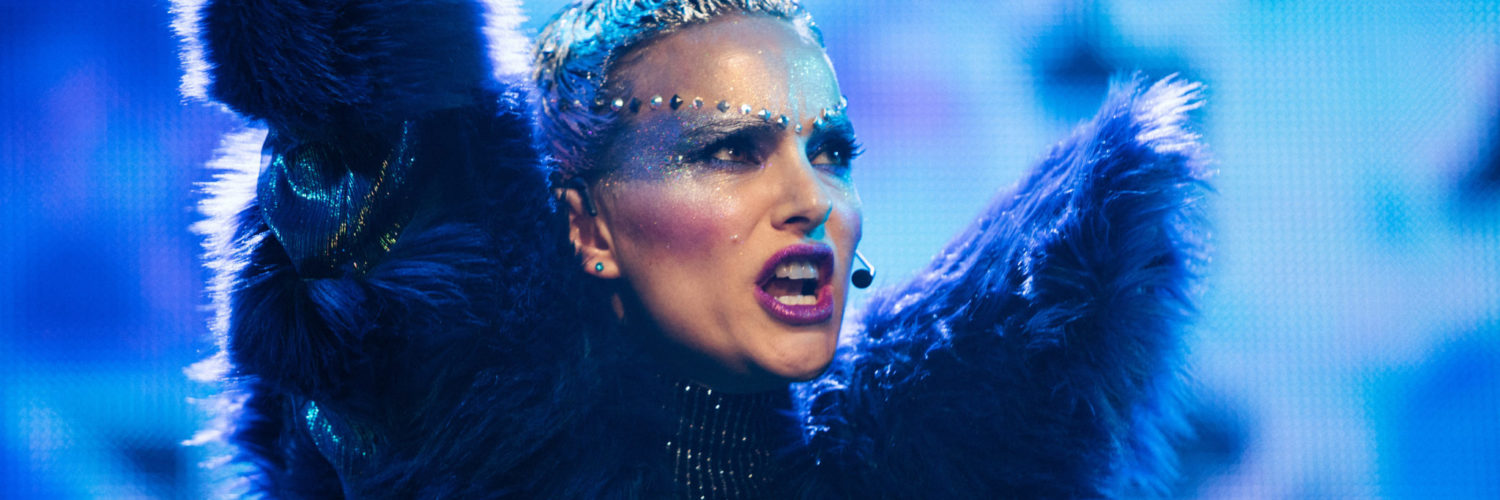 Celeste (Natalie Portnam) performt in einem extravagantem Kostüm und Glitzer auf der großen Bühne