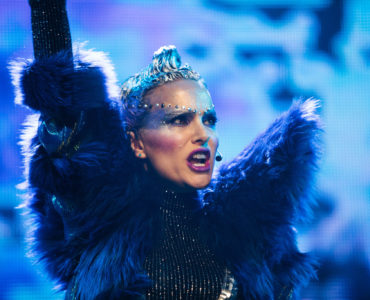 Celeste (Natalie Portnam) performt in einem extravagantem Kostüm und Glitzer auf der großen Bühne