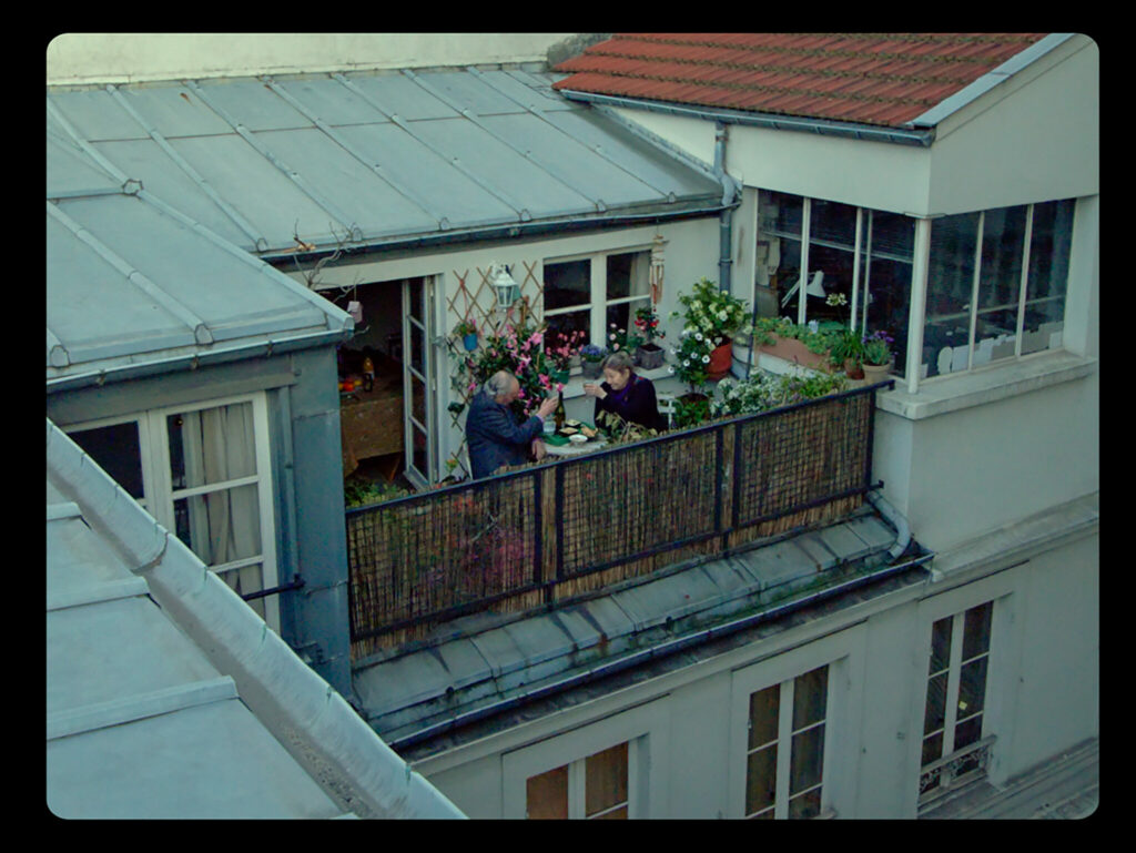 Der Mann und die Frau sitzen zusammen auf dem Balkon und genießen ihre Zeit | Vortex