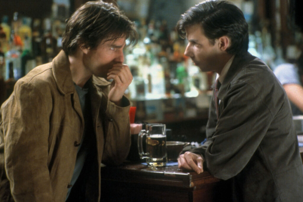 Tom Cruise sitzt mit einem Mann an der Bar und lauscht bedächtig seinen Ausführungen - Vanilla Sky.