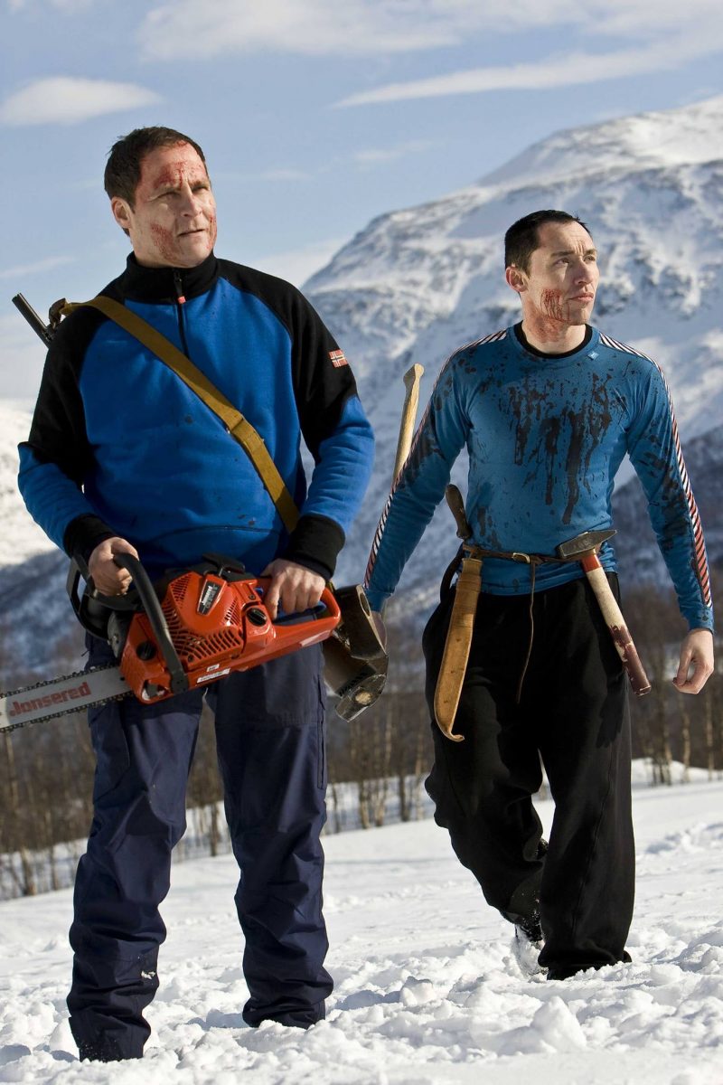 Vegar Hoel und Stig Frode Henriksen wappnen sich als Martin und Roy auf den Kampf gegen die untote SS-Armee in Dead Snow (2009) ©Splendid Film GmbH Home Entertainment