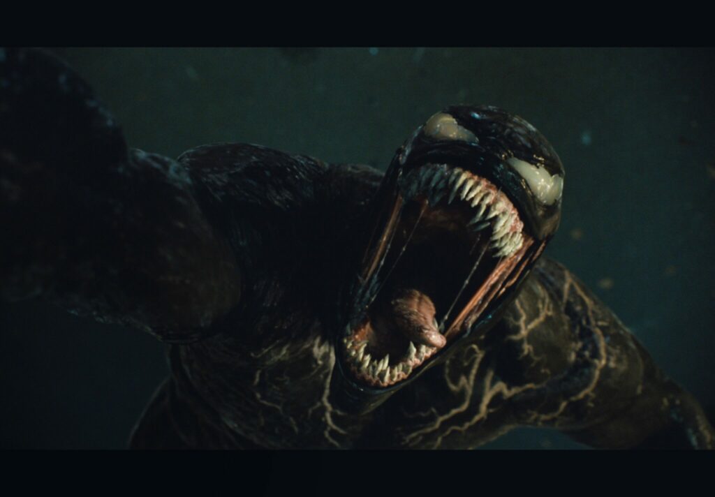 Venom schreit in die Nacht und zeigt dabei seine spitzen Zähne.