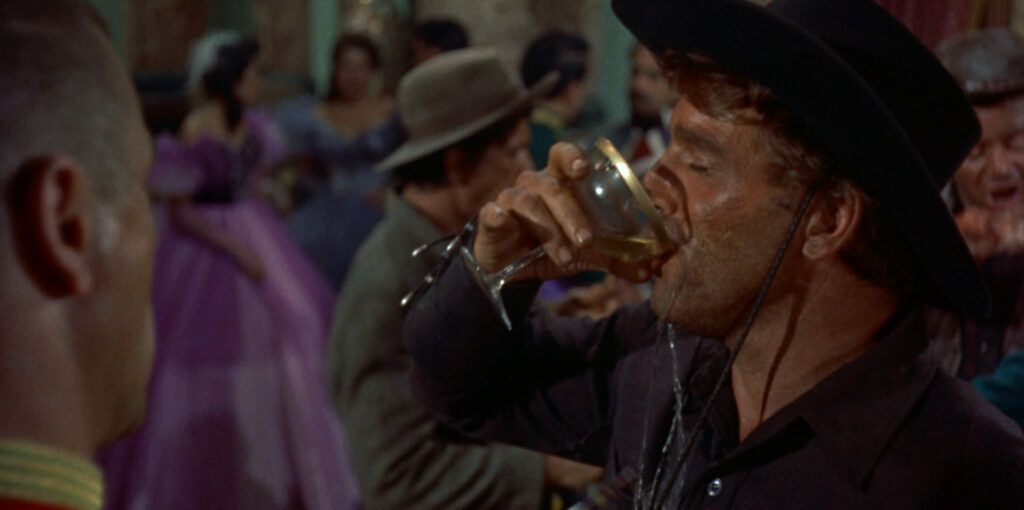 Joe Erin, gespielt von Burt Lancaster, schlürft Champagner beim kaiserlichen Empfang.