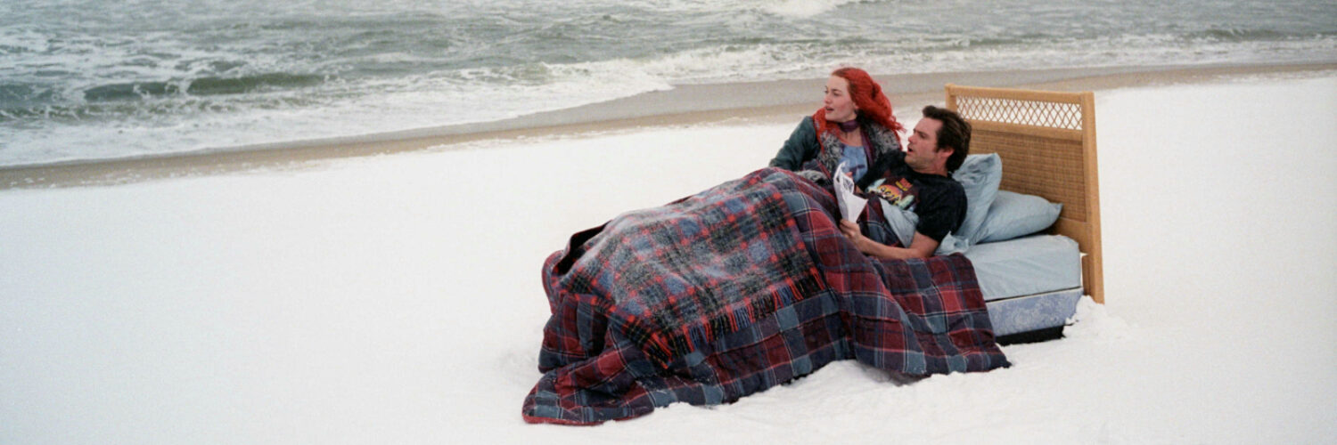 "Vergiss mein nicht" ist ein Beispiel dafür, dass der deutsche Filmtitel sich enorm vom Originaltitel unterscheidet. Auf dem Bild sind Kate Winselt und Jim Carrey zu sehen, die zugedeckt in einem Bett liegen. Dieses Bett befindet sich an einem weißen Strand direkt am Wasser. Die beiden Schauspieler blicken aufs Meer hinaus.
