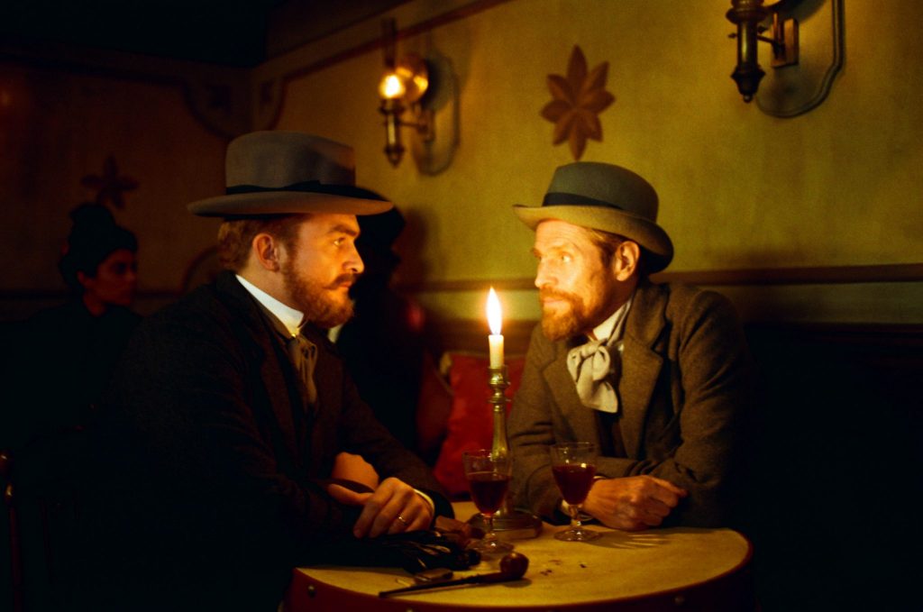 Vincent van Gogh spricht mit seinem Bruder Theo (links, Rupert Friend) ©DCM
