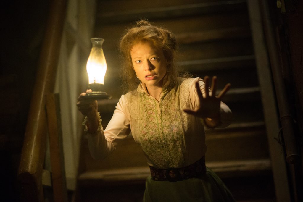 Marion Marriott (Sarah Snook) wagt sich, es in Winchester - Haus der Verdammten mit den Geistern aufzunehmen. © Splendid Film