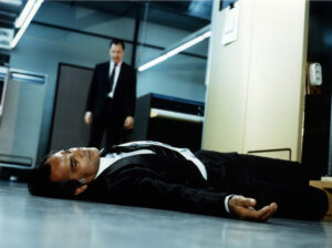 Der Technische Direktor des Instituts liegt tot auf dem Boden, der Sicherheitschef ist völlig schockiert. Welt am Draht 