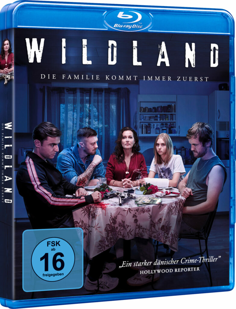 Die Blu-ray des Films Wildland. Die Familie sitzt am Tisch und schaut in die Kamera.