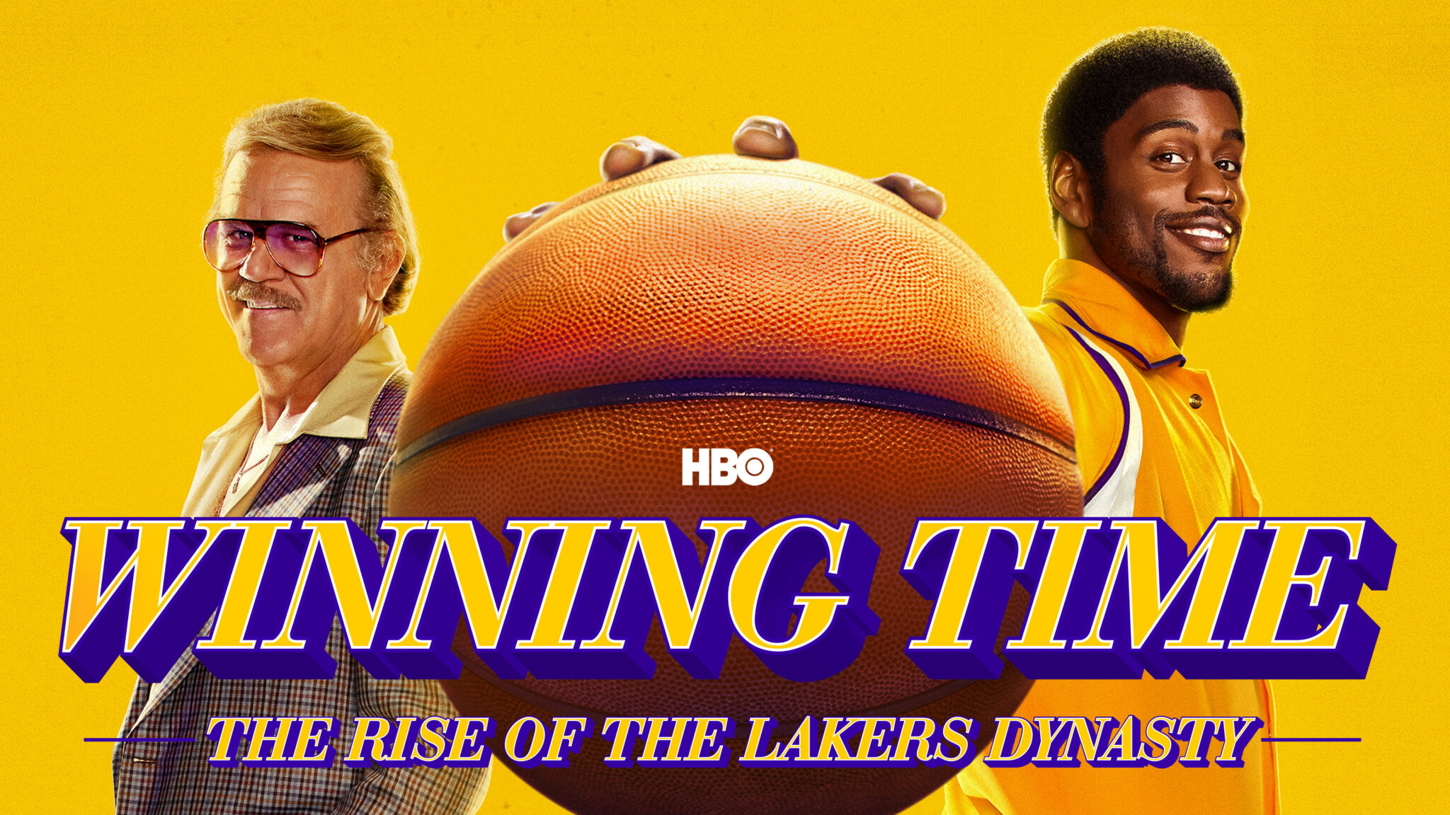 Das Banner von Winning Time zeigt den Titel, sowie John C. Reilly und Quincy Isaiah vor gelbem Hintergrund, die einen Basketball halten. 