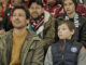 Florian David Fitz und Cecilio Andresen und hinter ihnen die echten Mirco und Jason in Wochenendrebellen gemeinsam im Stadion.