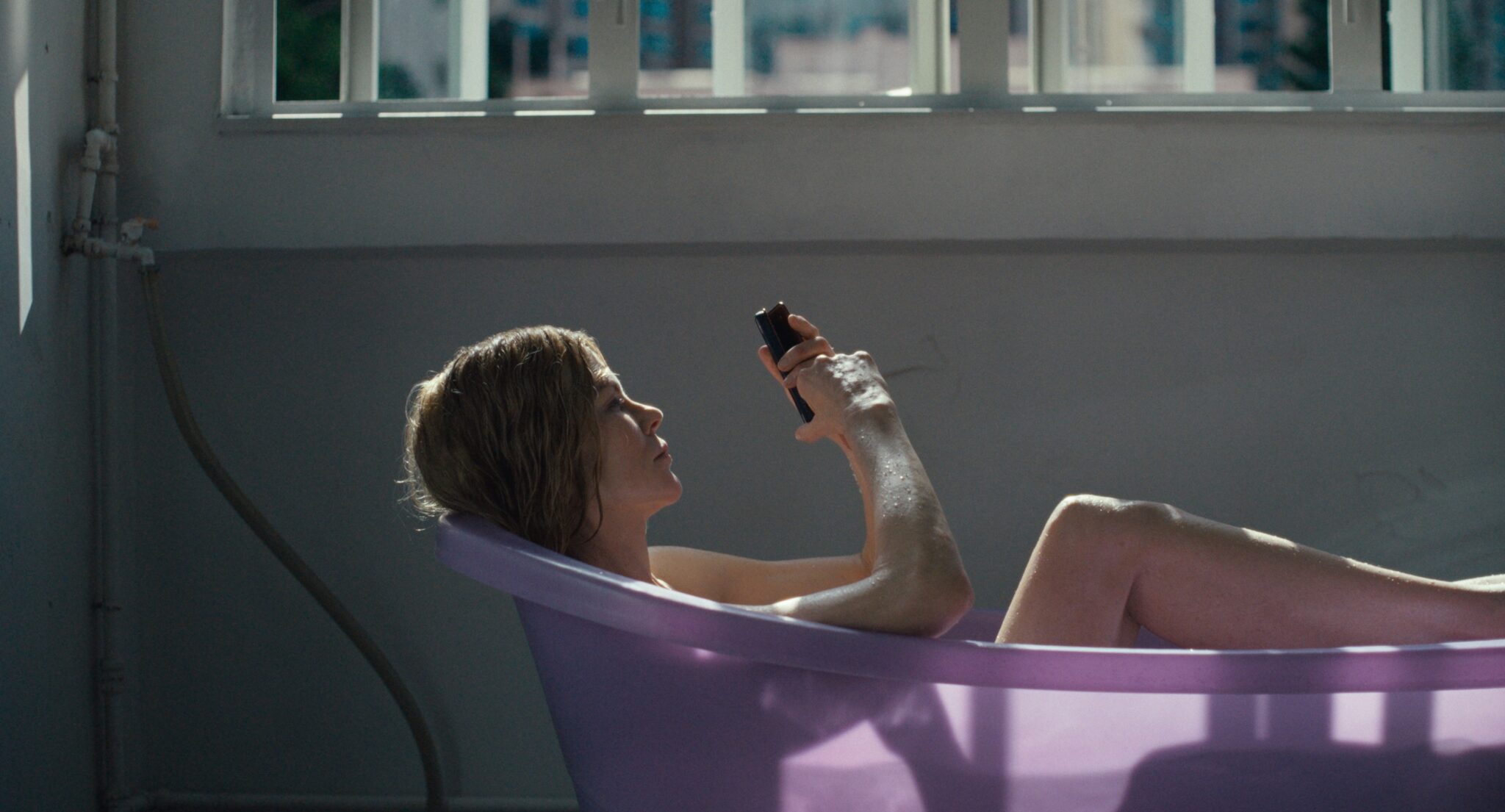 Nicole Kidman mit Smartphone in der Badewanne.