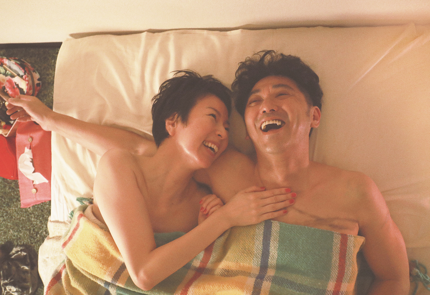 Miho und Yoshida liegen vergnügt nebeneinander im Bett und lachen - You've Got a Friend