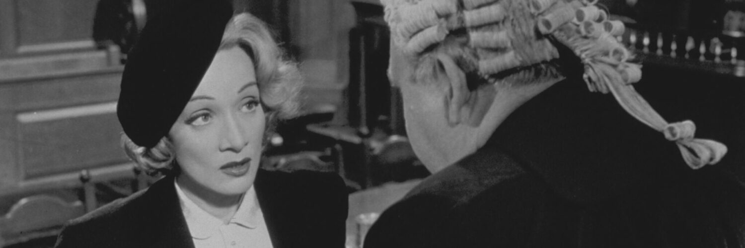 Sir Wilfrid (Charles Laughton) mit Perücke im Gespräch mit Christine (Marlene Dietrich), der titelgebenden "Zeugin der Anklage".