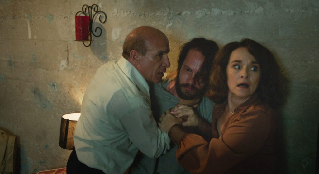 Paul Ben-Victor, John Robinson und Diane Franklin klammern sich entsetzt aneinander in Amityville Horror - Wie alles begann