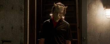Ethan Hawke mit Maske steht im Keller vor der Eingangstür