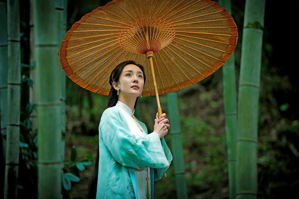 Die Lady mit Bambus-Regenschirm schaut erwartungsvoll gen Himmel in Brotherhood of Blades II