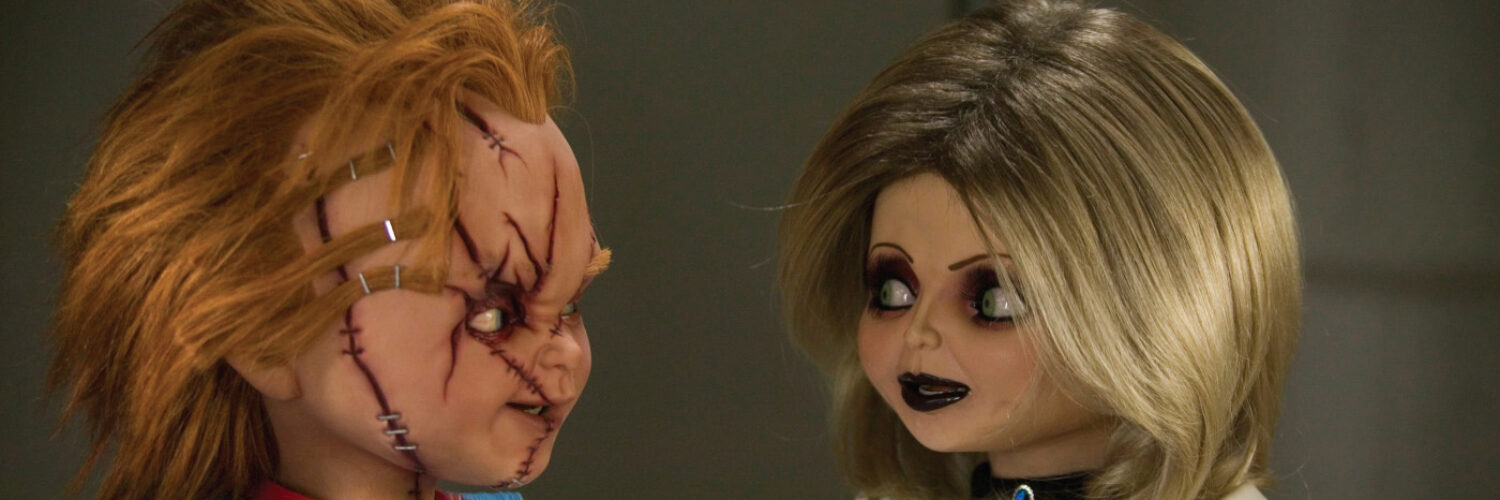 Chucky auf der linken Seite und Tiffany auf der rechten Seite des Bildes blicken einander an