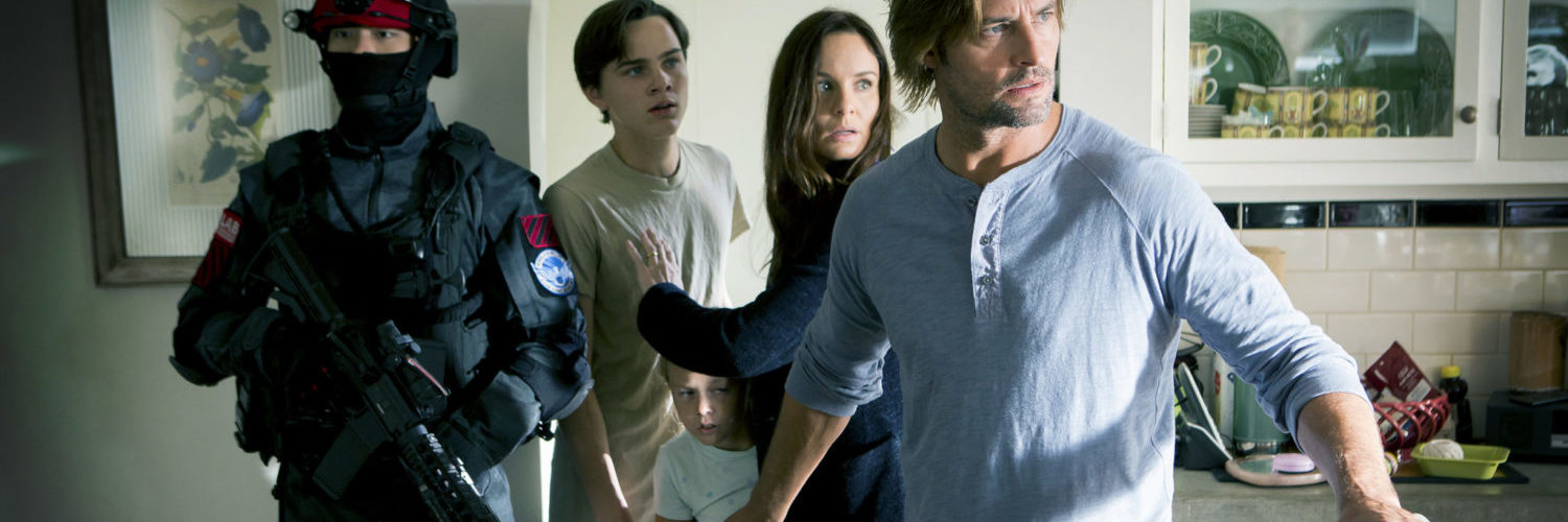 Will Bowman (Josh Holloway) und seine Familie werden in Colony - Staffel 1 von einem Rothut bewacht.