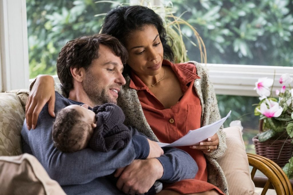 Lloyd sitzt mit seiner Frau und seinem Sohn auf dem Sofa, sie sehen zufrieden aus, seine Frau liest seinen Artikel in Der wunderbare Mr. Rogers