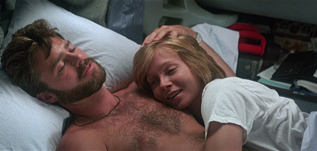 Greg Evigan als McBride und Nancy Everhard als Joyce Collins liegen zusammen im Bett 