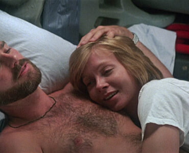 Greg Evigan als McBride und Nancy Everhard als Joyce Collins liegen zusammen im Bett