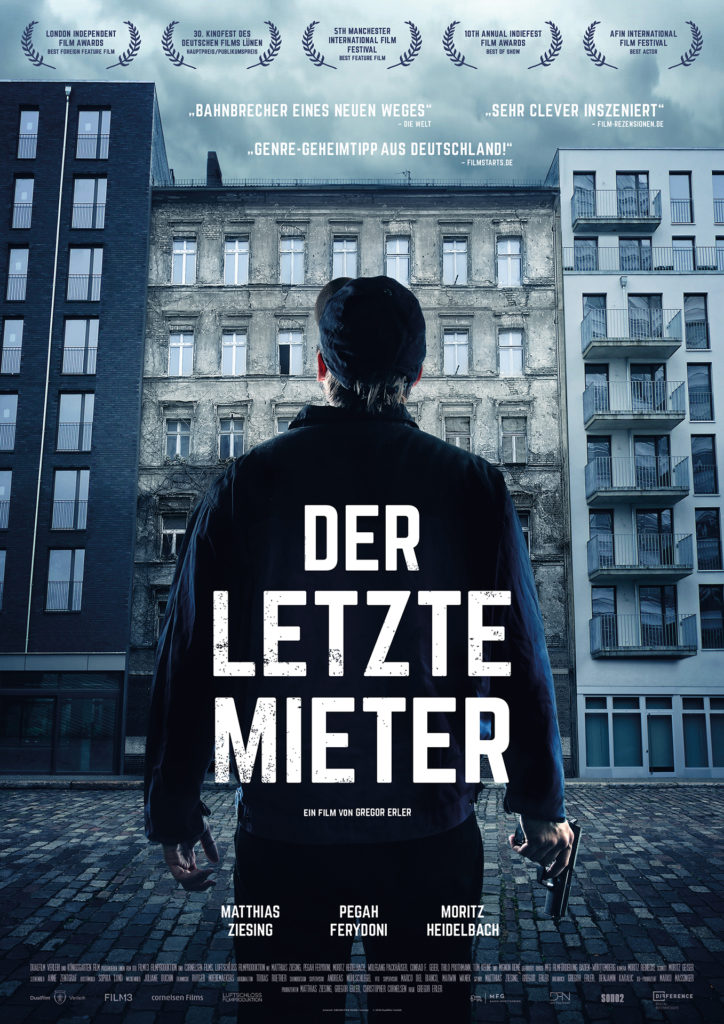 Das Filmplakat von Der letzte Mieter zeigt einen Mann von hinten vor einem großen Haus, in der Hand trägt er eine Waffe