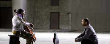 Robert Lopez (Robert Downey Jr.) hockt Nathaniel Ayers (Jamie Foxx) gegenüber, welcher auf seinem Cello spielt