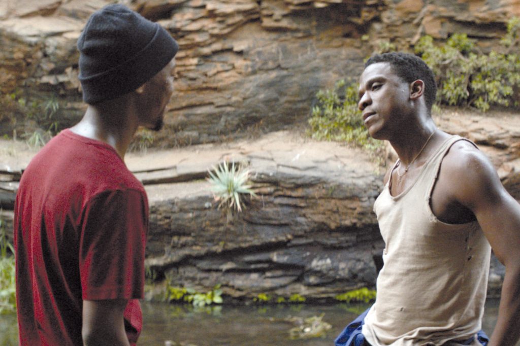 Nakhane Touré und Bongile Mantsai als "Xolani" und "Vija" in "Die Wunde"