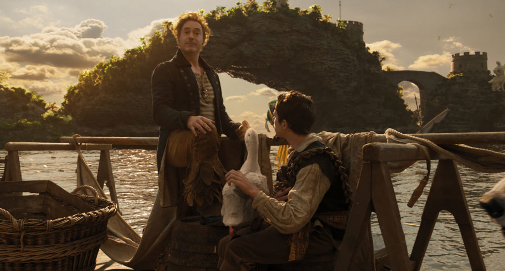 Dr. John Dolittle (Robert Downey Jr.), Ente Dab-Dab (Octavia Spencer) und Tommy Stubbins (Harry Collett) sitzen in "Die fantastische Reise des Dr. Dolitte" zusammen auf einem Schiff.
