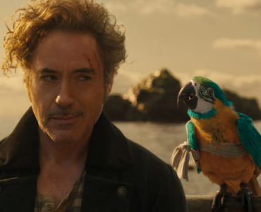 Dr. John Dolittle (Robert Downey Jr.) unterhält sich mit Papagei Poly (Emma Thompson) in "Die fantastische Reise des Dr. Dolittle". Im Hintergrund sieht man nur Wasser und eine Insel.