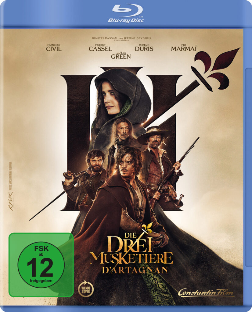 Das deutsche Blu-ray Cover zu "Die drei Musketiere - D'Artagnan" zeigt zentral mehrere Männer mit Degen. Unterhalb von ihnen steht der Titel des Films. Oberhalb von ihnen ist eine Frau unter einer Kapuze zu sehen. Im Hintergrund ist eine römische 3 zu erkennen. Darüber hinaus führt ein Degen diagonal von rechts oben nach links unten.
