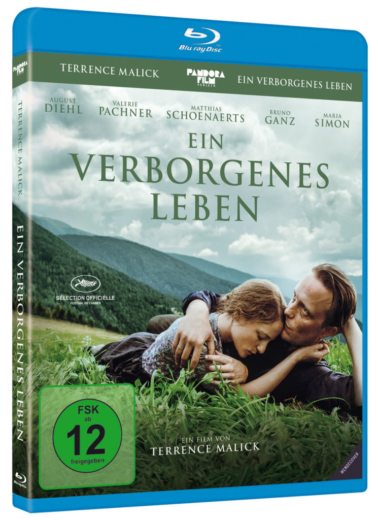 Die Blu-ray zu "Ein verborgenes Leben", auf der die beiden Hauptdarsteller August Diehl und Valerie Pachner eng umschlungen auf einer Wiese liegen
