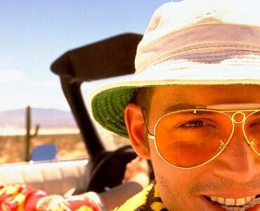 Johnny Depp mit Hut, Sonnenbrille und Zigarette im Auto in Fear and Loathing in Las Vegas