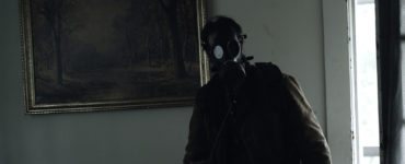 Mund-Nasen-Schutz: Jack (Carter Roy) durchsucht fremde Häuser mit Gasmaske nach Nahrungsmitteln. © Tiberius Film