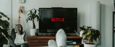 Blick von der Couch im Wohnzimmer auf den Fernseher auf dem Netflix läuft