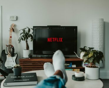 Blick von der Couch im Wohnzimmer auf den Fernseher auf dem Netflix läuft