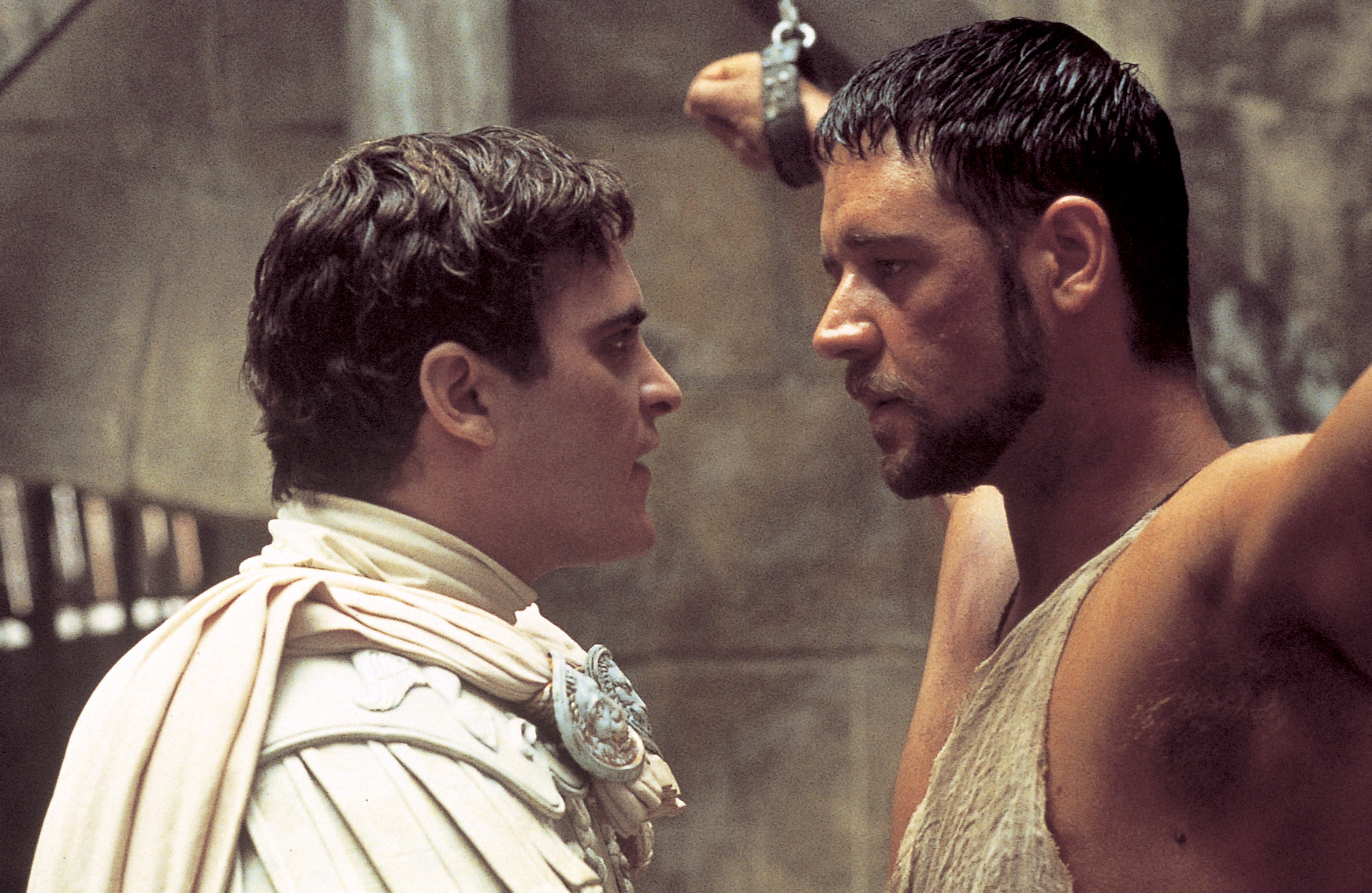 Kaiser und Commodus steht dem gefangenen Maximus im Kerker gegenüber, Gladiator
