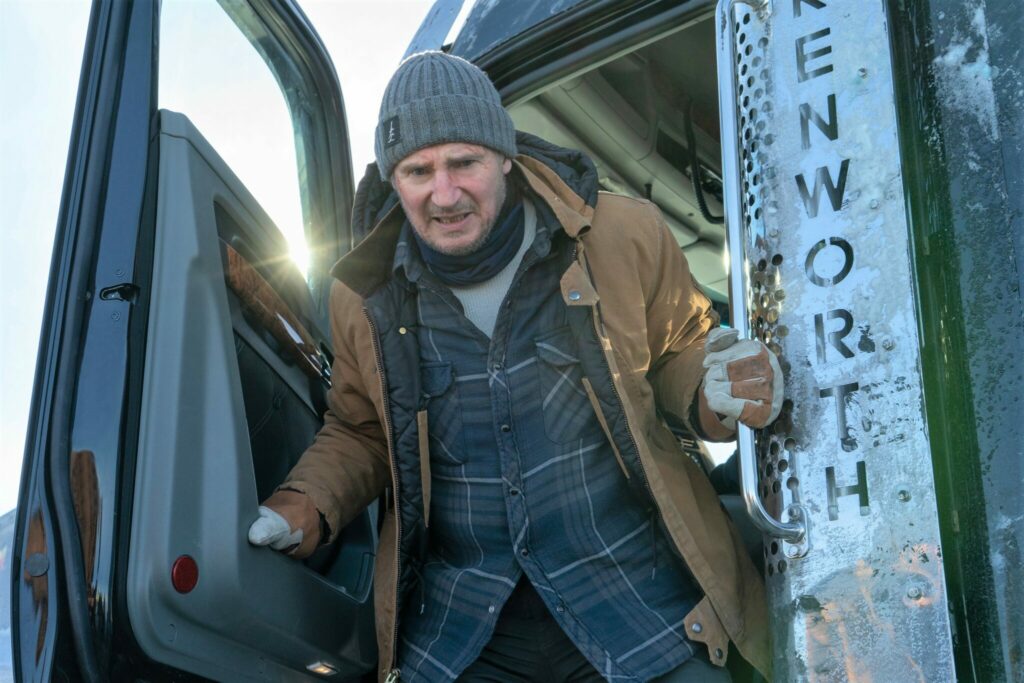 Liam Neeson steigt aus seinem Truck aus und hat ein kleine Wunde am Kopf in The Ice Road