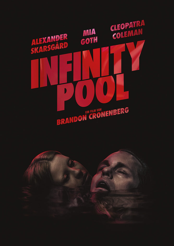Das offizielle Kinoplakat zu Infinity Pool mit Mia Goth und Alexander Skarsgard, deren Köpfe knapp aus dem Wasser hervorragen