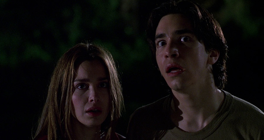 Die beiden Hauptfiguren Trish und Darry, gespielt von Justin Long und Gina Philips starren mit aufgerissenen Augen Richtung Kamera in Jeepers Creepers