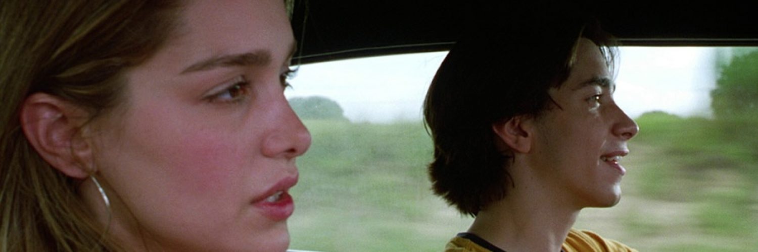 Justin Long als Darry und Gina Philips als Trish setzen zusammen im Wagen in Jeepers Creepers