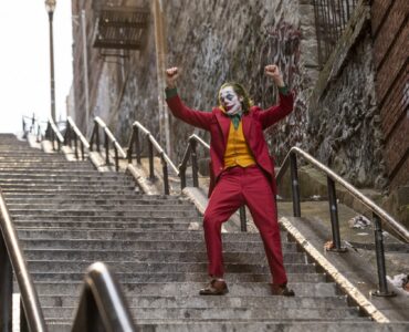 Arthur Fleck als Joker (Joaquin Phoenix) tanzt verrückt auf einer Treppe