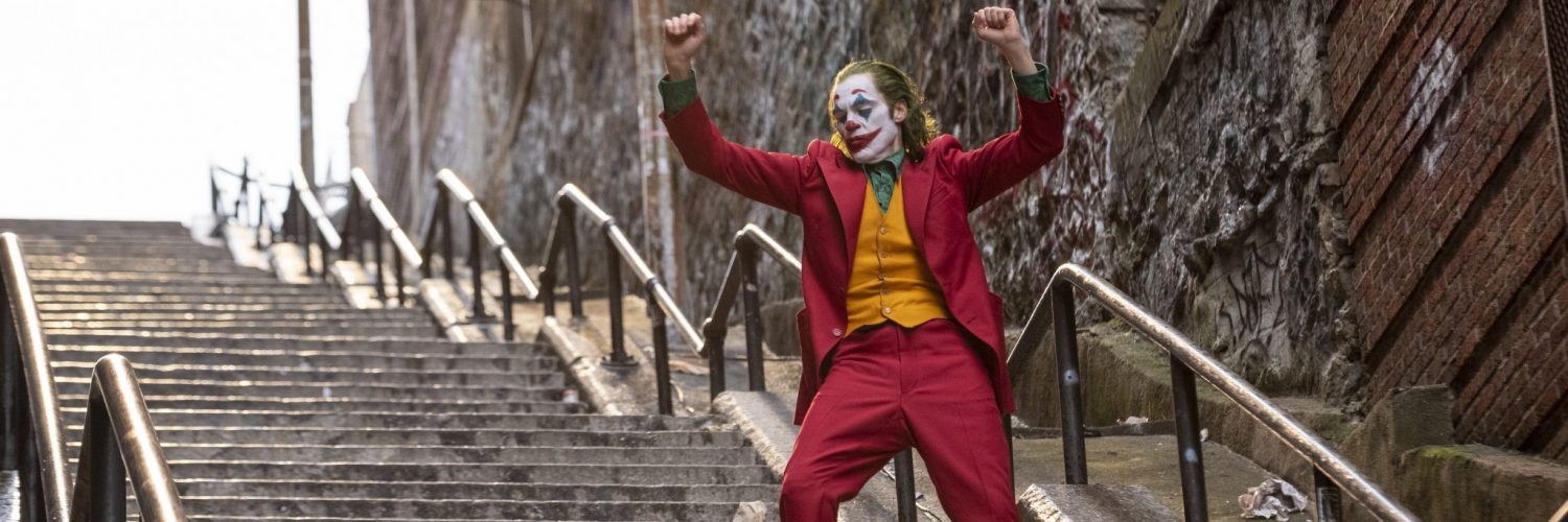 Arthur Fleck als Joker tanzt in voller Verkleidung die Treppe hinab
